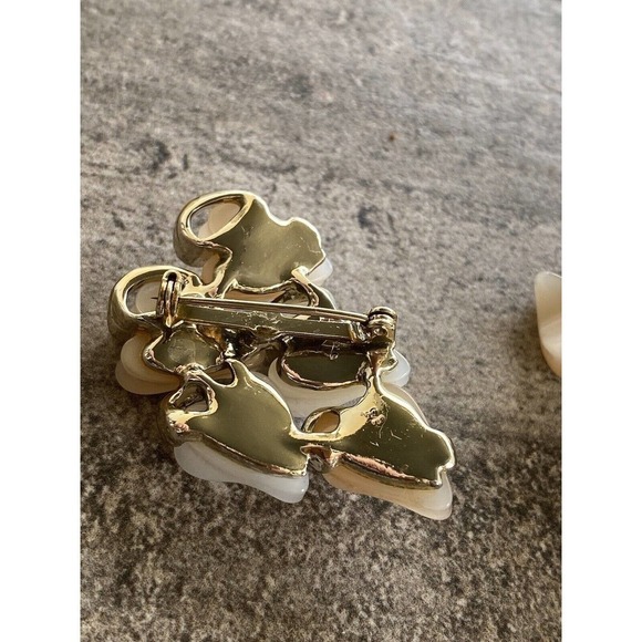 Claudette Vintage Pearl and Beige Moon Glow thermoset clip ons Brooch Set - Picture 11 of 11